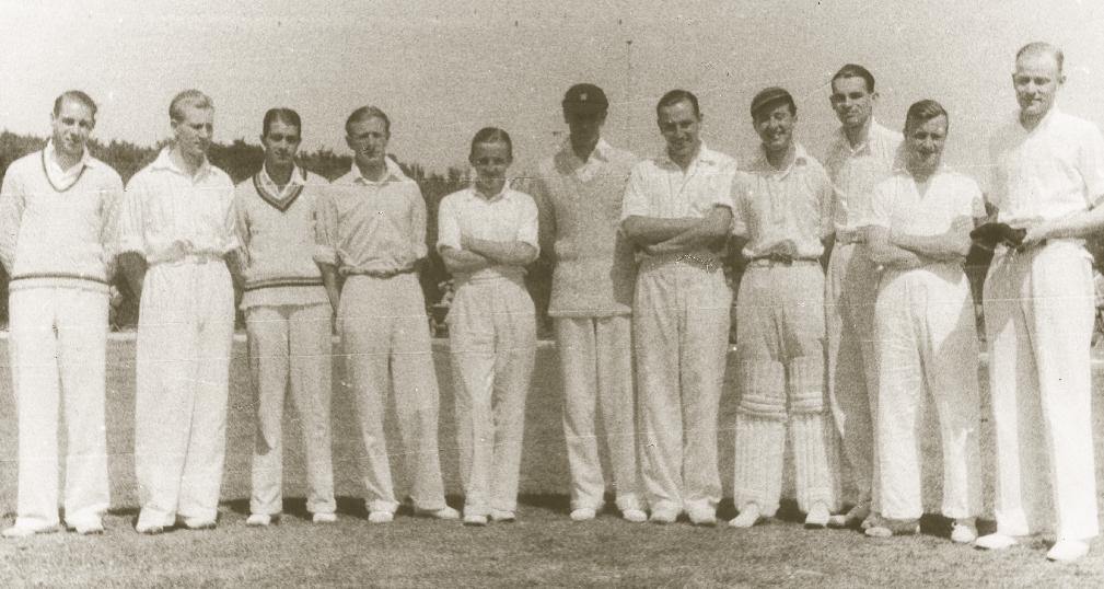 Het eerste cricketelftal van HBS in 1941 met oa Coen Bakker 2e van rechts en Jojo Everard 1e van rechts Eenmaal op een