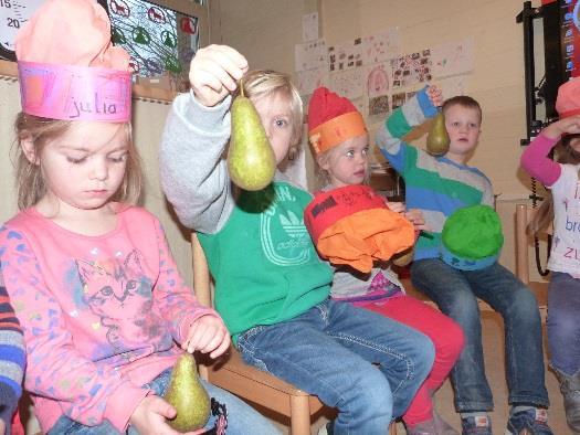 Kinderen op 120 basisscholen in Noord-Holland kregen deze week een peer, ter promotie van de zoete, sappige Hollandse vrucht.