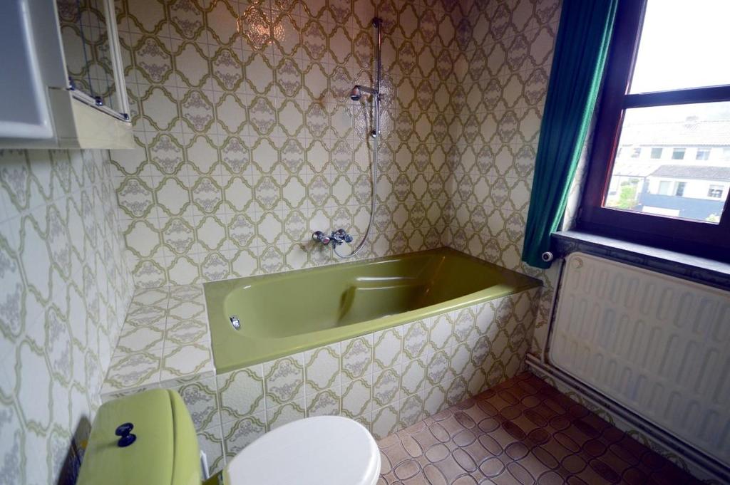 Badkamer voorzien van ligbad, vaste wastafel en