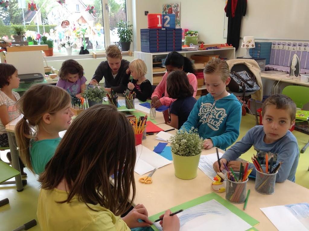 prachtig! Groep 2 gaat zich steeds meer voorbereiden op groep 3; zo hebben ze hun eerste schrijfschrift al uit en werken ze in een eigen woordjesschrift en lezen ze wekelijks steeds meer woordjes.