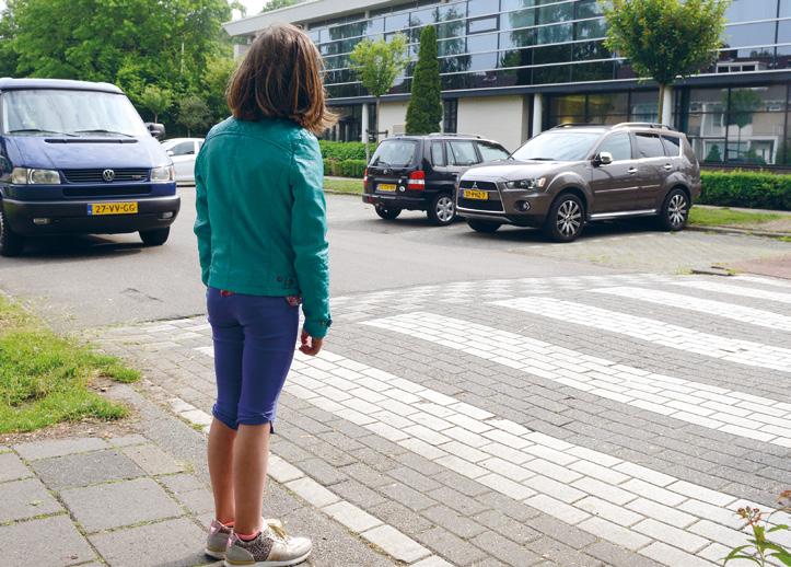 Loop gewoon door als het licht tijdens het oversteken rood wordt. Kijk altijd goed uit, ook al brandt voor jou het groene licht. c. Waar moet Mila nog op letten? Zet twee kruisjes.