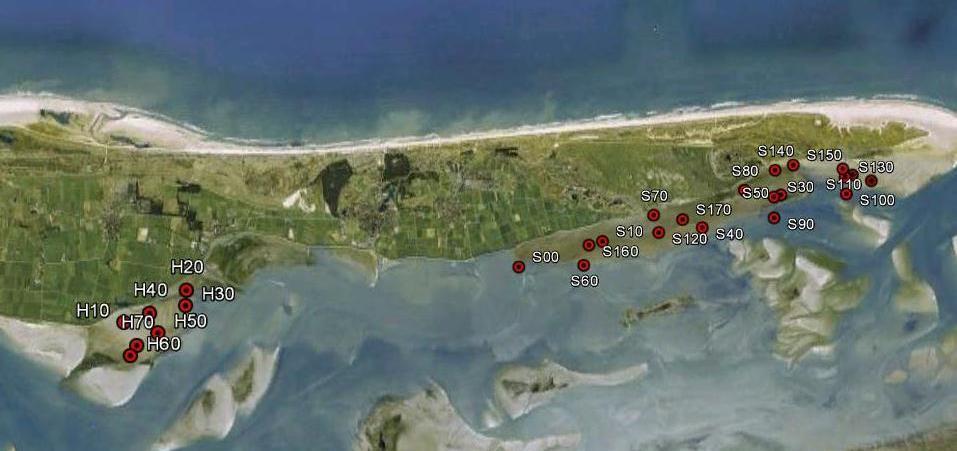 1. Materiaal en methode Figuur 1. Een overzicht van beide onderzoeksgebieden ten zuiden van Ameland met de meetstations op een luchtfoto (Google) ingetekend.