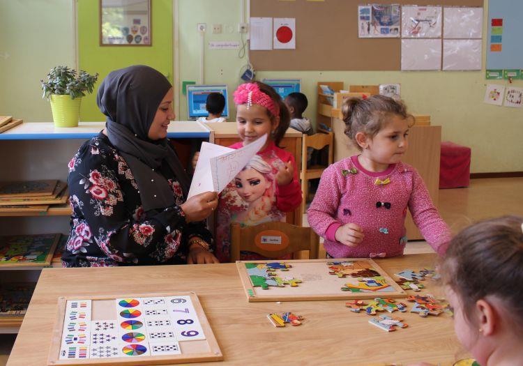 Een nieuw schooljaar met nieuwe gezichten Juf Lamiaa Abezik Beste ouders en lieve kinderen, Bij deze actiefoto hoort uiteraard een begeleidende tekst! Jullie hebben mij vast zien rondlopen op school.