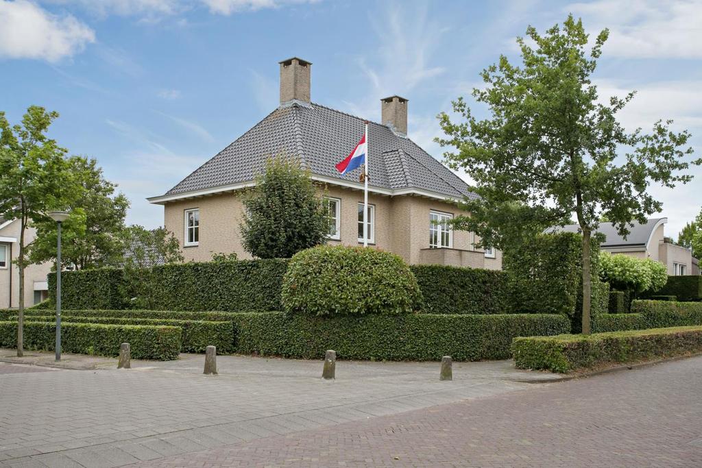 TE KOOP Anneville-laan 73 a ULVENHOUT Op uitstekende locatie nabij de dorpskern en het Ulvenhoutse bos gesitueerd, een royaal, charmant en perfect onderhouden vrijstaande villa met inpandige garage,