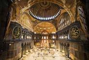 De Hagia Sophia volgt de functionaliteit: de clerus stond meer in het midden tussen de mensen, terwijl die in het Westen meer vanvoor stond. Maar functionaliteit was zeker niet de enige drijfveer.