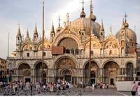 San Marco, Venetië, 1060- Aan de buitenkant zijn er gotische elementen toegevoegd, oorspronkelijk enkel de bogen. Er is een rijkdom van verschillende marmers.