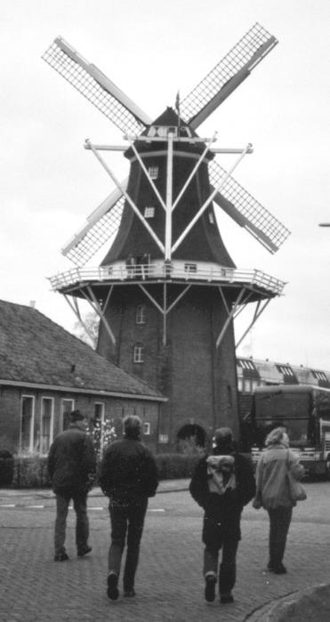 In Papenburg aangekomen ging de Sneker opstapgroep eerst koffiedrinken en moesten wij van de Leeuwardense groep eerst naar de molen.