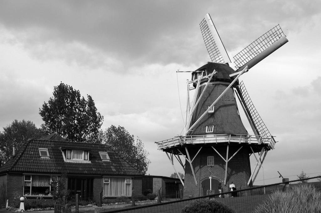 In de verte was de molen van Munnekezijl te zien. Die draaide nog. De molen van Munnekezijl met molenaar Ellens heb ik vervolgens van binnen bekeken.