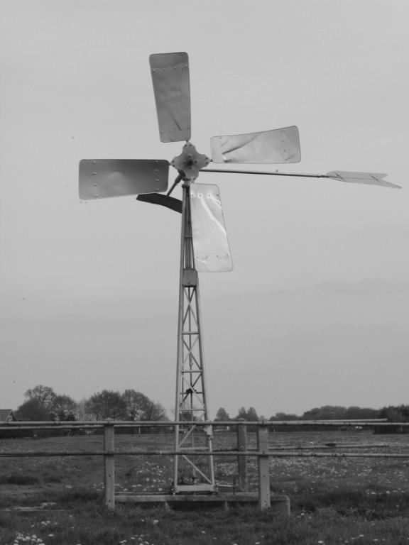 De herplaatsing van een Bosman-windmolen Aan de Noed te Sint Nicolaasga stond achter een boerderij op nr. 39 al zo n vijftig jaar een kleine windmolen gemaakt door de firma Bosman.