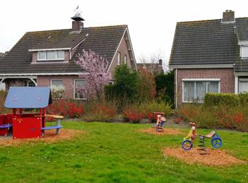 Mede als gevolg daarvan is er tegenwoordig weinig meer te zien van de ruim 500 jaar oude geschiedenis van Standdaarbuiten. De meeste gebouwen zijn naoorlogs.