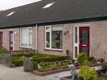In de leeftijdsverdeling anno 2014 valt op dat Standdaarbuiten een dorp is met relatief gezien veel mensen tussen de 45 en 65 jaar oud.
