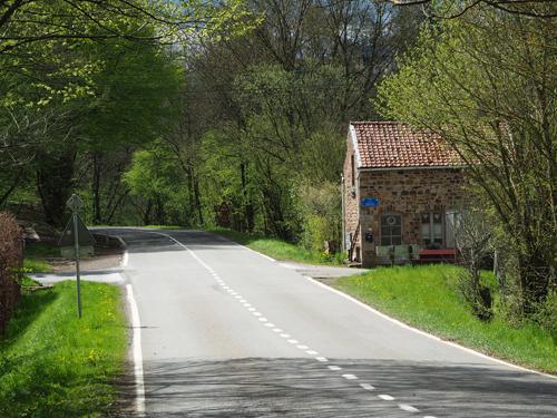 Bij deze splitsing staat een bord met de naam 'Intinchera' en daar onder markeringen voor de lokale routes 10 en 14.