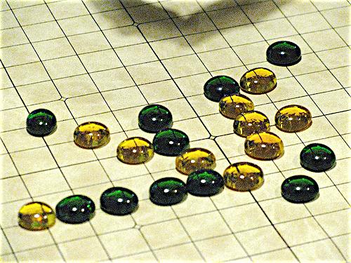 In feite is Pente een zoveelste variant op spellen die reeds eeuwen geleden gespeeld werden in het verre Oosten. Het stamt af van Go, Ninuki-Renju en Go-Moku.