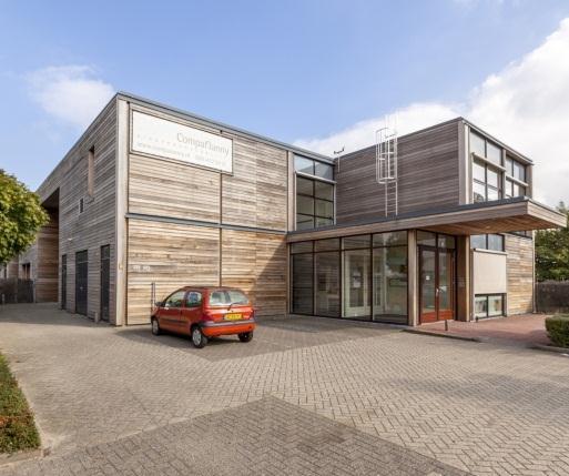 BTW Garage: EUR 900,- per plaats per jaar, excl. BTW EUR 42,50 per m² per jaar receptie en auditorium aanwezig www.schipholrijkoffice.nl Boeingavenue 152 ca.