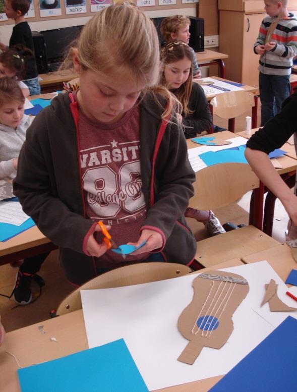 Ze maakt zelf mooie kunst en werkt ook met kinderen in haar atelier.