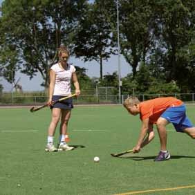 Denk hierbij aan samenwerken, leren omgaan met winnen en verliezen, leiding geven, leiding accepteren, grenzen verleggen en hulp verlenen.