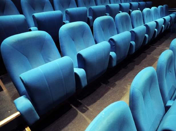Filmzaal VIEWING LEZING WORKSHOP De Filmzaal van De Balie, voorzien van een inschuifbare tribune met comfortabele stoelen, wordt dagelijks gebruikt voor onze reguliere filmvertoningen.