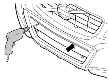 15A A Boor in de markeringen met een Ø 8,5 mm (21/64") boor met L=240 mm (9 7/16") door de bumper bar (1), de bumperbekleding (2),