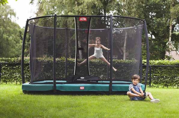 rechthoekige trampoline waardoor je over de hele lengte lekker kunt springen.