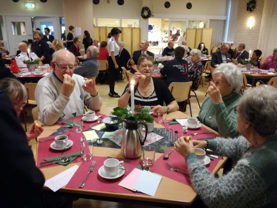 Jaarverslag 2016 - Resto VanHarte Arnhem 4 2.2 Pilot 1 GIDS - Speciale Resto dicht bij de ouderen Doelstelling Het organiseren van speciale bijeenkomsten voor kwetsbare ouderen in hun omgeving.