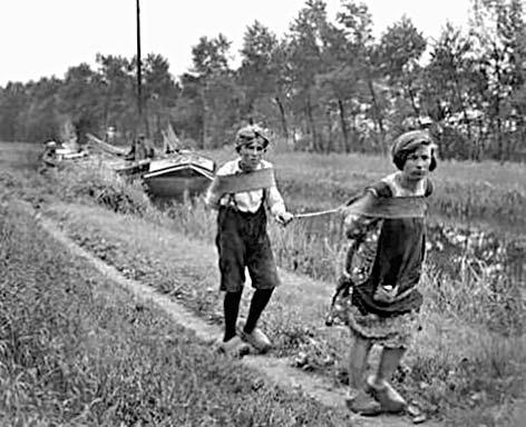 Oefenopgaven Opgave 1 Vooruitgang (herexamen 2011) In de jaren 30 van de vorige eeuw kende Nederland een periode van grote armoede. Zelfs kinderen moesten worden ingezet om zwaar werk te doen.