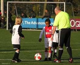 Scheidsrechtersbal De bal is in het spel zodra hij de grond raakt. Als een speler de bal speelt alvorens deze de grond raakt, wordt de scheidsrechtersbal hernomen.