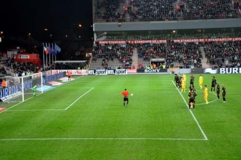 Afspraken De overige spelers staan: -op het speelveld -buiten het