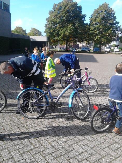 Ouders zorgen ervoor dat kinderen die met de fiets naar school komen, over een fiets beschikken die technisch in orde en veilig uitgerust is. Jaarlijks voert de politie fietscontroles uit.