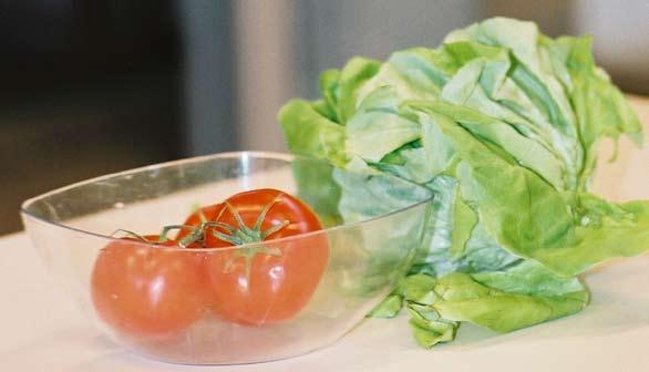 Salade Vul de kom van de slazwierder met water. Plaats de mand in de kom met water. Doe de buitenste bladeren weg. Draai de krop sla om. Neem de stronk vast. Draai de stronk eruit.