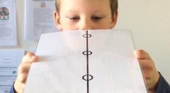 Je kunt aan de hand van het lijnenpatroon, wat het kind met twee handen en twee potloden tekent, het oogprobleem herkennen. Met dit onderzoek kun je de voortgang van de visuele begeleiding volgen.
