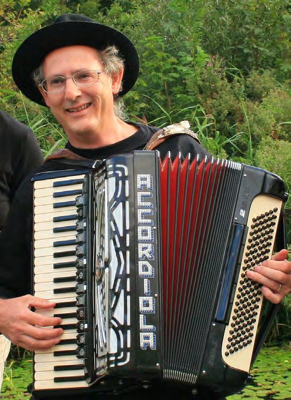 Dan maakten ze de muziek die de mensen wilden horen. Geen Joodse muziek, maar de muziek uit dat land. Alleen... ze speelden die muziek dan wel op een Joodse manier!