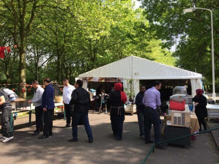 Rondom het gebouw waren er vele stands met diverse lekkernijen uit de Turkse keuken, waaronder broodjes döner, Adana kebap, gebakken gözleme, baklava, lahmacun (Turkse pizza) en vele stands met