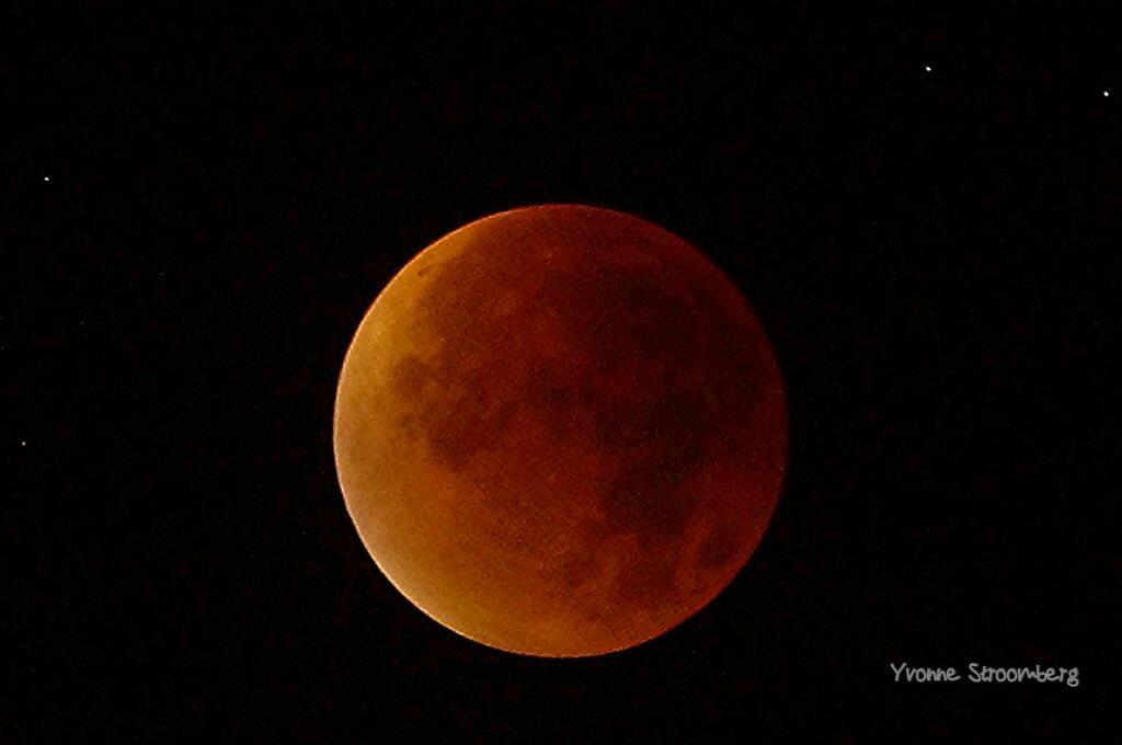 Maansverduistering en Bloedmaan. Normaal weerkaatst de maan het zonlicht terug naar de aarde maar tijdens een maansverduistering kan de maan geen zonlicht opvangen omdat de aarde in de weg staat.