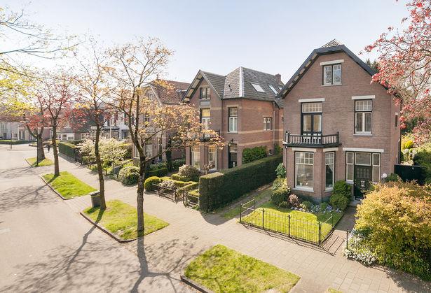 Omschrijving Op een prachtige locatie in de wijk "De Parken, welke een rijksbeschermd stads- en dorpsgezicht is, staat deze markante vrijstaande villa met een zonnige op het westen gesitueerde tuin,