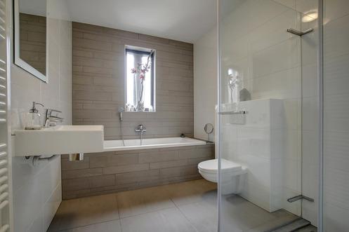 De badkamer is voorzien van een inloopdouche, wastafel, designradiator, wasmachine- en drogeraansluiting en mechanische ventilatie unit.