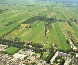 De voetgangersroute gaat in principe niet over de rondweg maar loopt langs de groenstrook van de wijk.