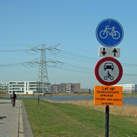 Uitvoering van het onderzoek namelijk tijdens de nulmeting al een parkeerverbod, vanwege de aanwezigheid van verkeersbord C12 (= gesloten voor alle motorvoertuigen) ongeveer halverwege de