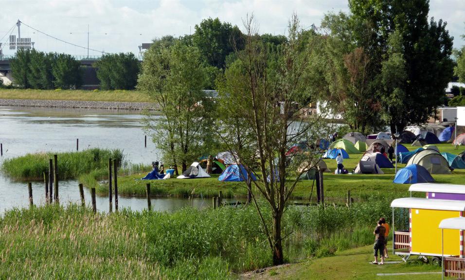 Camping Zeeburg ligt op een groen eiland van ongeveer 4 hectare groot, vlak langs de Zuiderzeeweg aan