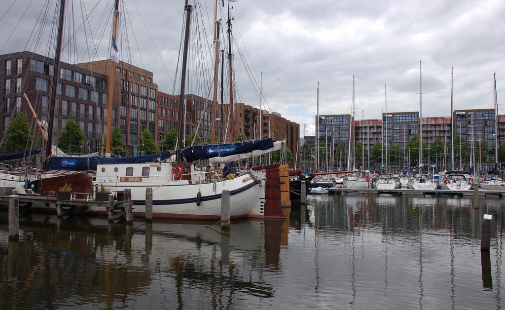 Echter, de algemene sfeer in de haven van IJburg wordt als ongezellig, te stenig en stijf ervaren mede door de te massale en te hoge bebouwing