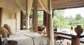 Singita Boulders Lodge: Design elementen gemixt met traditionele Afrikaanse elementen. 12 ruime suites bestaande uit living, slaapkamer, dressing en ruime binnen- en buitenbadkamer.