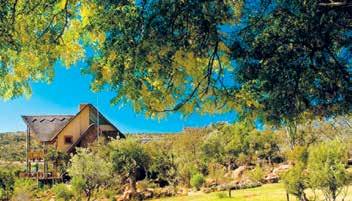 De Ravineside Lodge, gebouwd op een steile rotswand, biedt een spectaculair uitzicht over de ravijnen en beboste hellingen.
