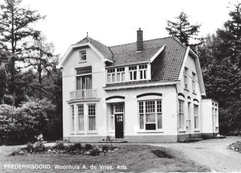 Dokter de Vries was in genoemde periode huisarts in de gemeente Vledder en in een aantal dorpen in het vroegere en hedendaagse gebied