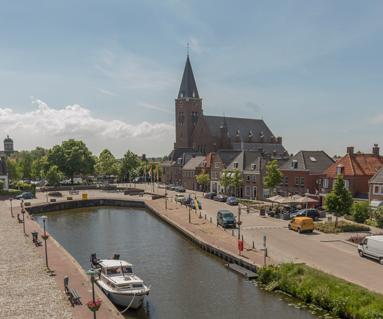 Deze Nederlands Hervormde kerk is een historische bezienswaardigheid. In 2005 heeft Dinteloord haar 400-jarig bestaan gevierd.