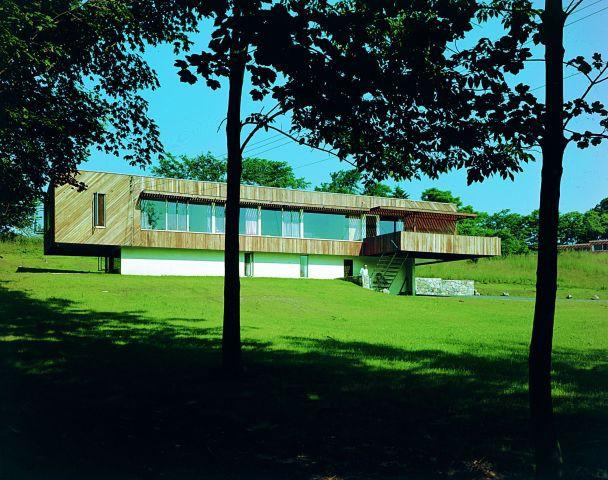 Axiale symmetrie is dus ongewenst in de bouwkundige uitwerking van de gebouwen.