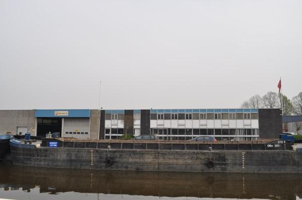 In een ontwikkelingsgebied nabij de scheepswerf en op een uitstekende zichtlocatie aan het water gelegen BEDRIJFSRUIMTE met KANTOREN, SHOWROOM en BUITENTERREIN.