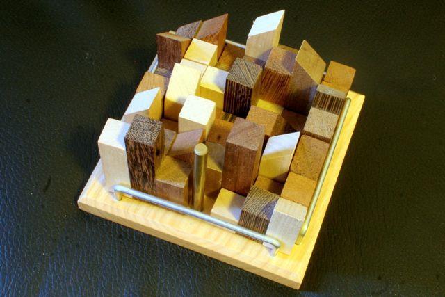 Opgave C2. Puzzel De Informatica Olympiade organisatie is in het bezit van een puzzel. Deze bestaat uit een bord met ergens een pin erin en negen verschillende puzzelstukjes.