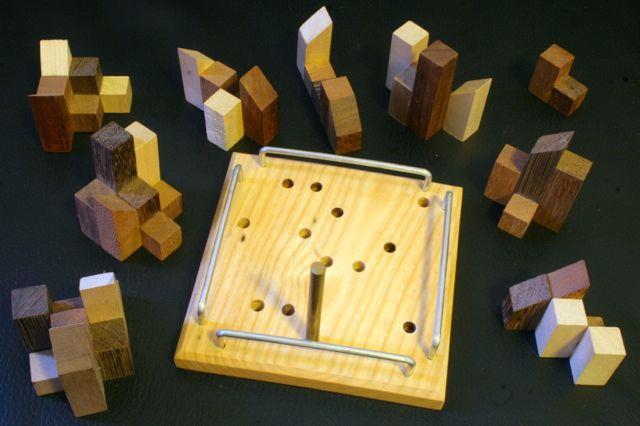 De hoogte van de puzzelstukjes is niet van belang. Het is altijd mogelijk om de pin op één van de 49 beschikbare posities te plaatsen en dan de puzzel op te lossen.