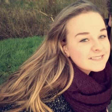 EVEN VOORSTELLEN CNS-NIEUWS pag.3 Hallo allemaal, Ik ben Emma Huisman en ik woon in Staphorst. Ik ben 18 jaar en ben een 2 e jaarstudent op het Deltion College in Zwolle.