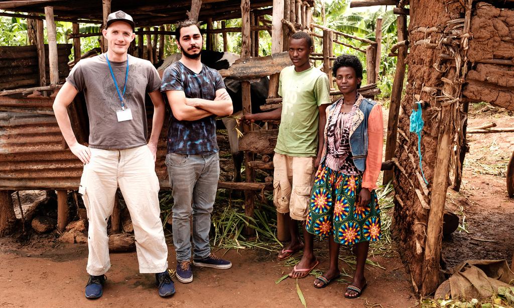 6 7 Nederlandse ex-zwerfjongeren Rick en Isha in gesprek met leeftijdsgenoten Jado en Liliane tijdens hun bezoek aan Rwanda. Rick: Ik weet bijna zeker dat deze aanpak ook in Nederland zal werken.