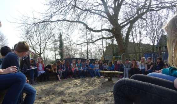 Schoolactiviteit Project Sawasdee Donderdagmiddag hebben we met alle kinderen van alle groepen buiten gezamenlijk naar een